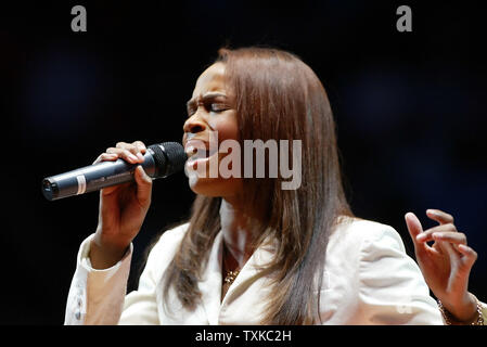 Destiny's Child Mitglied Michelle Williams singt "Amerika das schöne vor der Charlotte Bobcats spielen thePhoenix Sonnen an der Charlotte Bobcats Arena in Charlotte, N.C. am 30. Dezember 2005. (UPI Foto/Nell Redmond) Stockfoto