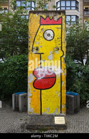 Die verbleibenden Segmente der Berliner Mauer mit original Graffiti, die von dem französischen Künstler Thierry Noir in Berlin gemalt. Einer der 99 ursprünglichen Segment in 2003 an verschiedenen Orten in Berlin Mitte installiert. Stockfoto