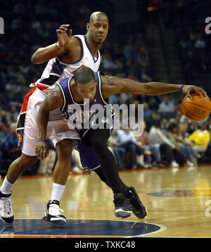 Milwaukee Bucks guard Michael Redd, rechts, an der Charlotte Bobcats guard Keith Bogans an der Charlotte Bobcats Arena in Charlotte, N.C. am 13. Januar 2006. (UPI Foto/Nell Redmond) Stockfoto