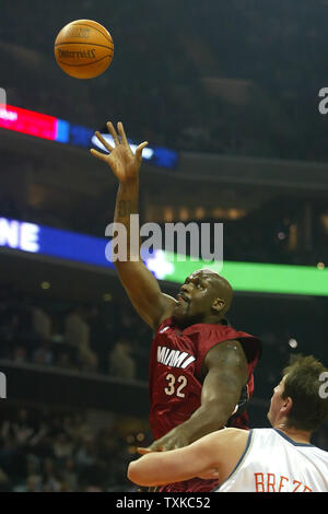 Miami Heat center Shaquille O'Neal schießt über Charlotte Bobcats Zentrum Primoz Brezec an der Charlotte Bobcats Arena in Charlotte, N.C. am 27. Januar 2006. (UPI Foto/Nell Redmond) Stockfoto