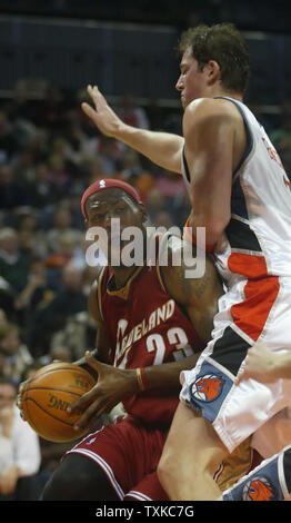 Cleveland Kavaliere vorwärts LaBron James, Links, Antriebe gegen Charlotte Bobcats Zentrum Primoz Brezec Sloweniens an der Charlotte Bobcats Arena in Charlotte, N.C. am 30 Januar, 2006. (UPI Foto/Nell Redmond) Stockfoto