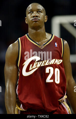 Cleveland Kavaliere guard Eric Schnee reagiert, nachdem für ein Foul, wie die kavaliere der Charlotte Bobcats an der Charlotte Bobcats Arena in Charlotte, N.C. spielen am 30. Januar 2006 genannt wird. Cleveland gewann 103-91. (UPI Foto/Nell Redmond) Stockfoto