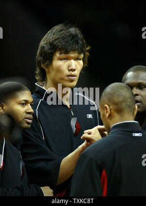 Portland Trail Blazers Zentrum Ha Seung Jin, Mitte, Süd Korea, ragt über seine Mannschaftskameraden während Einführungen wie Portland die Charlotte Bobcats an der Charlotte Bobcats Arena in Charlotte, N.C. am 13. Februar 2006 spielt. (UPI Foto/Nell Redmond) Stockfoto