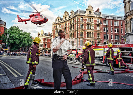 Virgin Air Rettungshubschrauber ausziehen nach einer Rettungsaktion in der Charing Cross Road London England Großbritannien UK Stockfoto