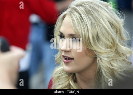 Country Musik Sänger und ehemalige American Idol Gewinner Carrie Underwood ist bei einem Besuch in Victory Lane vor der Ausführung der Coca-cola 600 NASCAR Rennen an der Lowes Motor Speedway in Charlotte, N.C., am 28. Mai 2006 interviewt. (UPI Foto/Nell Redmond) Stockfoto