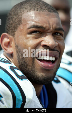 Carolina Panthers defensive Ende Julius Peppers seinen Atem auf den Nebenerwerben Fänge wie die Leoparden die Atlanta Falcons an der Bank von Amerika Stadium in Charlotte, N.C. am 10. September 2006 spielen. (UPI Foto/Nell Redmond) Stockfoto