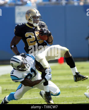 New Orleans Saints Reggie Bush zurück laufen ist für keinen Gewinn durch Carolina Panthers Cornerback Ken Lucas im zweiten Quartal an der Bank von Amerika Stadium in Charlotte, N.C. am 1. Oktober 2006 gestoppt. (UPI Foto/Nell Redmond) Stockfoto