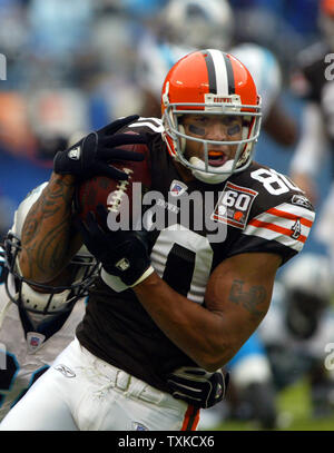 Cleveland Browns festes Ende Kellen Winslow zieht in einem 23 yard Rezeption gegen die Carolina Panthers im ersten Quartal an der Bank von Amerika Stadium in Charlotte, N.C. am 8. Oktober 2006 (UPI Foto/Nell Redmond) Stockfoto