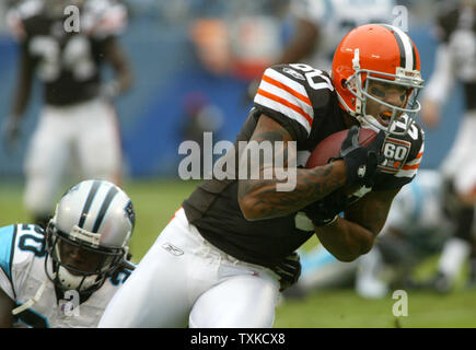 Cleveland Browns festes Ende Kellen Winslow bricht mit der Carolina Panthers Cornerback Chris Glücksspiel für einen 23-Yard-Rezeption im ersten Quartal an der Bank von Amerika Stadium in Charlotte, N.C. am 8. Oktober 2006 (UPI Foto/Nell Redmond) Stockfoto