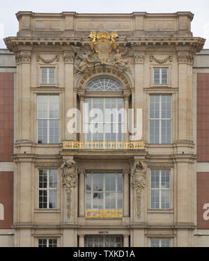 Original Karl-Liebknecht-Portal der Berliner Stadtschloss (Berliner Palast) im Staatsratsgebäude (Gebäude) in Berlin, Deutschland. Das ursprüngliche Portal mit der Balkon, von dem Karl Liebknecht erklärt die Entstehung der Freie Sozialistische Republik (Freie Sozialistische Republik) am 9. November 1918 wurde im Staatsratsgebäude (Gebäude) der Deutschen Demokratischen Republik, der von deutschen Architekten von Roland Korn und Hans-Erich Bogatzky und von 1962 bis 1964 erbaut. Stockfoto