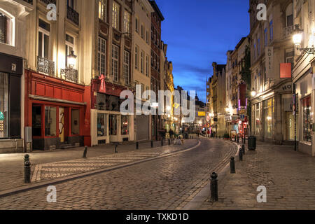 Eine kurvenreiche Straße in der Innenstadt von Brüssel, Belgien bei Nacht. Stockfoto