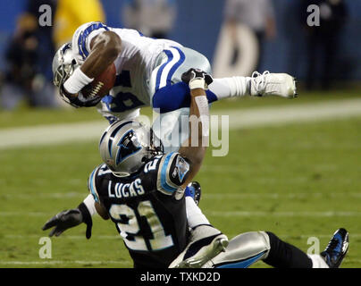 Carolina Panthers Cornerback Ken Lucas, unten, zieht nach Dallas Cowboys wide receiver Terrell Owens auf einem 6 Yard pass Fertigstellung im ersten Quartal an der Bank von Amerika Stadium in Charlotte, N.C. am 29. Oktober 2006. (UPI Foto/Nell Redmond) Stockfoto