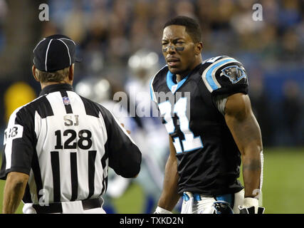 Carolina Panthers Cornerback Ken Lucas argumentiert mit seitlichen Richter Larry stieg nach einer Strafe zugunsten der Dallas Cowboys im ersten Quartal an der Bank von Amerika Stadium in Charlotte, N.C. am 29. Oktober 2006. (UPI Foto/Nell Redmond) Stockfoto