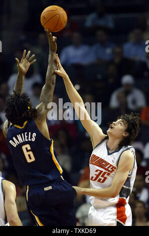 Indiana Pacers guard Marquis Daniels, Links, schießt über Charlotte Bobcats forward Adam Morrison an der Charlotte Bobcats Arena in Charlotte, N.C. am 1. November 2006. Die pacers gewonnen 106-99. (UPI Foto/Nell Redmond) Stockfoto