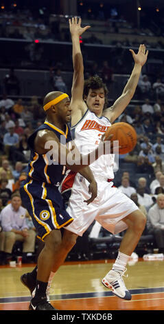 Indiana Pacers guard Jamaal Tinsley, Links, Pässe rund um Charlotte Bobcats forward Adam Morrison an der Charlotte Bobcats Arena in Charlotte, N.C. am 1. November 2006. Die pacers gewonnen 106-99. (UPI Foto/Nell Redmond) Stockfoto