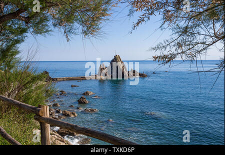 Blick auf den Felsen mit dem Kreuz in der Ortschaft Riva Trigoso, ligurische Riviera, Provinz Genua, Italien Stockfoto