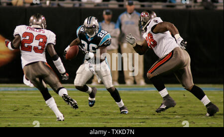 Carolina Panthers zurück laufen deShaun Foster 926) läuft über vier Yards im ersten Quartal gegen die Tampa Bay Buccaneers an der Bank von Amerika Stadium 13. November 2006 in Charlotte, NC. (UPI Foto/Bob Carey) Stockfoto