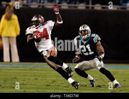 Tampa Bay Buccaneers wide receiver Joey Galloway (84) Tänze aus Carolina Panthers Cornerback Ken Lucas (21) Für einen 7-Yard-Rezeption im ersten Quartal an der Bank von Amerika Stadium 13. November 2006 in Charlotte, NC. (UPI Foto/Bob Carey) Stockfoto