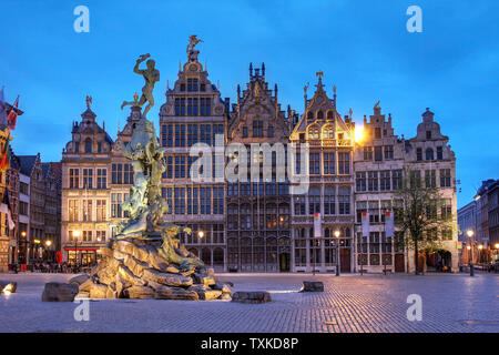 Eine Reihe von Guildhouses in der Grote Markt (großer Marktplatz) in der Altstadt von Antwerpen, Belgien, in der Dämmerung. Stockfoto