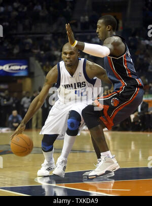 Dallas Mavericks guard Jerry Stackhouse an der Charlotte Bobcats guard Gerald Wallace in der ersten Hälfte auf der Charlotte Bobcats Arena in Charlotte, N.C. am 20. November 2006. (UPI Foto/Nell Redmond) Stockfoto