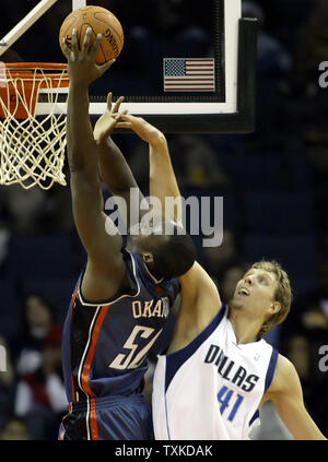 Charlotte Bobcats Zentrum Omeka Okafor, Links, schießt über Dallas Mavericks, Dirk Nowitzki, der Deutschland in der ersten Hälfte auf der Charlotte Bobcats Arena in Charlotte, N.C. am 20. November 2006. (UPI Foto/Nell Redmond) Stockfoto