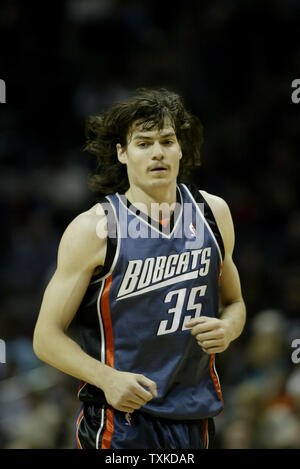 Charlotte Bobcats forward Adam Morrison führt das Gericht als der Bobcats spielen die Dallas Mavericks an der Charlotte Bobcats Arena in Charlotte, N.C. am 20. November 2006. Dallas gewann 93-85. (UPI Foto/Nell Redmond) Stockfoto