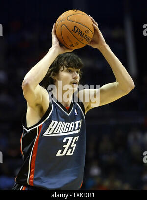 Charlotte Bobcats forward Adam Morrison sieht gegen die Dallas Mavericks an der Charlotte Bobcats Arena in Charlotte, N.C. am 20. November 2006 übergeben werden. Dallas gewann 93-85. (UPI Foto/Nell Redmond) Stockfoto