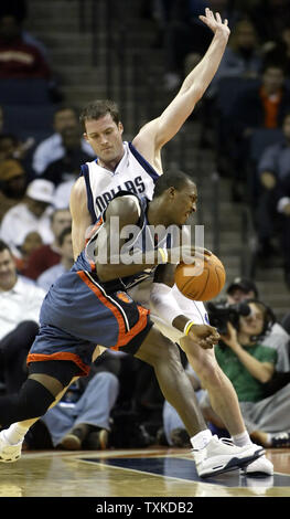 Charlotte Bobcats guard Gerald Wallace Antriebe gegen Dallas Mavericks, Austin Croshere in der ersten Hälfte auf der Charlotte Bobcats Arena in Charlotte, N.C. am 20. November 2006. (UPI Foto/Nell Redmond) Stockfoto