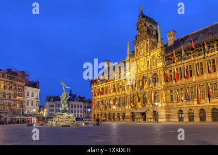 Nacht Szene von Antwerpen City Hall in der Grote Markt (Hauptplatz), Belgien. Stockfoto