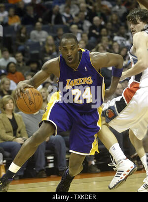 Los Angeles Lakers guard Kobe Bryant, links, an der Charlotte Bobcats forward Adam Morrison an der Charlotte Bobcats Arena in Charlotte, N.C. am 29. Dezember 2006. (UPI Foto/Nell Redmond) Stockfoto