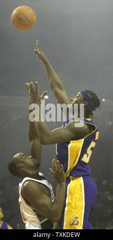Los Angeles Lakers Zentrum Kwame Brown, rechts, schießt über Charlotte Bobcats Zentrum Emeka Okafor an der Charlotte Bobcats Arena in Charlotte, N.C. am 29. Dezember 2006. (UPI Foto/Nell Redmond) Stockfoto