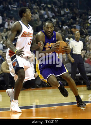 Los Angeles Lakers guard Kobe Bryant, rechts, an der Charlotte Bobcats guard Gerald Wallace in der Charlotte Bobcats Arena in Charlotte, N.C. am 29. Dezember 2006. (UPI Foto/Nell Redmond) Stockfoto