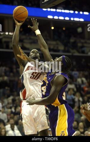 Charlotte Bobcats Zentrum Emeka Okafor schießt über Los Angeles Lakers Zentrum Kwame Brown an der Charlotte Bobcats Arena in Charlotte, N.C. am 29. Dezember 2006. Okafor zählte 22 Punkte und 25 Rebounds wie die Bobcats gewann 133-124 in der Dreiergruppe - Überstunden. (UPI Foto/Nell Redmond) Stockfoto