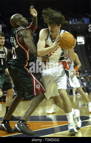 Charlotte Bobcats forward Adam Morrison, rechts, Laufwerke in Milwaukee Bucks, Ruben Patterson an der Charlotte Bobcats Arena in Charlotte, N.C. am 15. Januar 2007. Milwaukee 99-91 gewonnen. (UPI Foto/Nell Redmond) Stockfoto