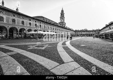VIGEVANO, Italien, 10. Mai 2015 - Blick auf Ducale mit Bramante Turm in Vigevano, Provinz Pavia, Italien Stockfoto