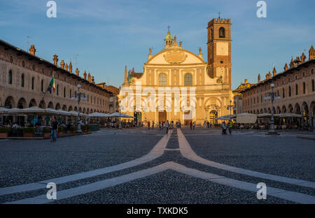 VIGEVANO, Italien, 10. Mai 2015 - Blick auf Ducale mit Ambrogio Kirche in Vigevano bei Sonnenuntergang, Provinz Pavia, Italien Stockfoto