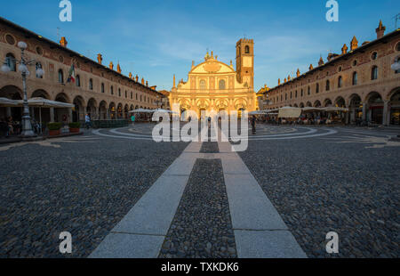 VIGEVANO, Italien, 10. Mai 2015 - Blick auf Ducale mit Ambrogio Kirche in Vigevano bei Sonnenuntergang, Provinz Pavia, Italien Stockfoto