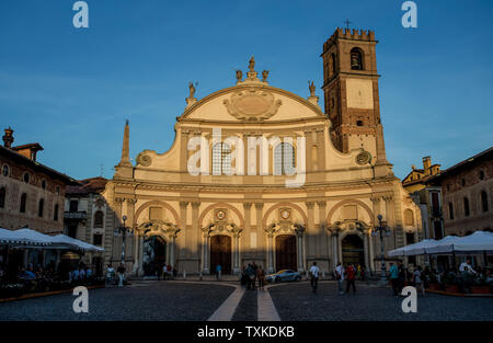 VIGEVANO, Italien, 10. Mai 2015 - Blick auf Ducale mit Ambrogio Kirche in Vigevano bei Sonnenuntergang, Provinz Pavia, Italien Stockfoto