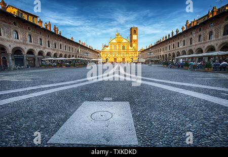 VIGEVANO, Italien, 10. Mai 2015 - Blick auf Ducale mit Ambrogio Kirche in Vigevano bei Sonnenuntergang, Provinz Pavia, Italien Stockfoto