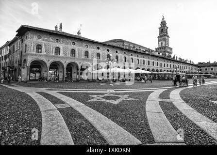 VIGEVANO, Italien, 10. Mai 2015 - Blick auf Ducale mit Bramante Turm in Vigevano, Provinz Pavia, Italien Stockfoto