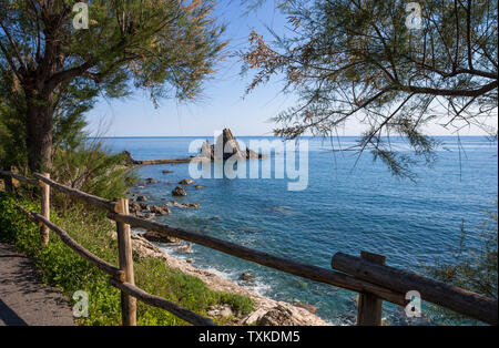 Blick auf den Felsen mit dem Kreuz in der Ortschaft Riva Trigoso, ligurische Riviera, Provinz Genua, Italien Stockfoto