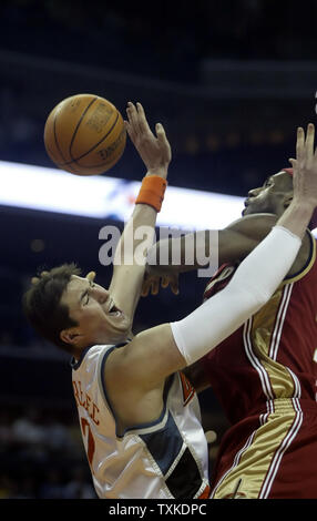 Cleveland Kavaliere vorwärts LeBron James (R) Laufwerke in Charlotte Bobcats Zentrum Primoz Brezec Sloweniens an der Charlotte Bobcats Arena in Charlotte, N.C. am 20. März 2007. (UPI Foto/Nell Redmond) Stockfoto