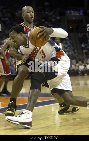 Charlotte Bobcats guard Gerald Wallace (R) Laufwerke in Cleveland Kavaliere guard Eric Schnee in der zweiten Hälfte an der Charlotte Bobcats Arena in Charlotte, N.C. am 20. März 2007. Wallace zählte 27 Punkte als Charlotte gewann 108-100 in den überstunden. (UPI Foto/Nell Redmond) Stockfoto