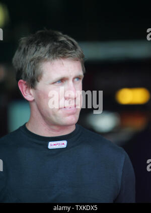 NASCAR Fahrer Carl Edwards verlässt die Garage nach Praxis für das Coca-Cola 600 auf dem Lowe Motor Speedway in der Nähe von Charlotte, North Carolina am 24. Mai 2007. (UPI Foto/Nell Redmond) Stockfoto