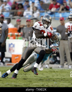 Tampa Bay Buccaneers wide receiver Joey Galloway zieht Carolina Panthers Cornerback Ken Lucas in der zweiten Hälfte an der Bank von Amerika Stadium in Charlotte, North Carolina am 30. September 2007. Tampa Bay gewann 20-7. (UPI Foto/Nell Redmond) Stockfoto