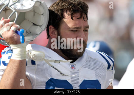 Indianapolis Colts center Jeff Samstag geht weg das Feld als die Colts die Carolina Panthers an der Bank von Amerika Stadium in Charlotte, North Carolina am 28. Oktober 2007 spielen. (UPI Foto/Nell Redmond) Stockfoto