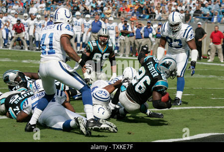 Carolina Panthers zurück laufen DeShaun Foster (26) zieht mehrere Indianapolis Colts Verteidiger in die Ende Zone für das erste Quartal touchdown Panther an der Bank von Amerika Stadium am 28. Oktober 2007 in Charlotte, NC. (UPI Foto/Bob Carey) Stockfoto