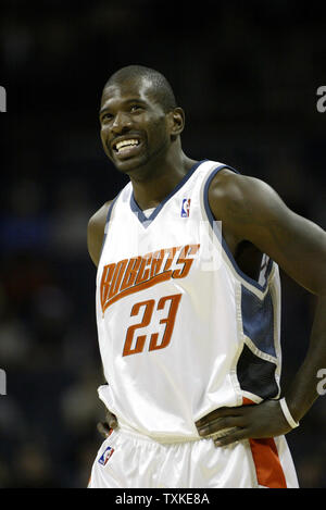 Charlotte Bobcats guard Jason Richardson (23) Lacht während einer Pause in der Aktion wie die Bobcats spielen die Phoenix Suns an der Charlotte Bobcats Arena in Charlotte, North Carolina am 6. November 2007. (UPI Foto/Nell Redmond) Stockfoto