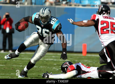 Carolina Panthers zurück laufen DeShaun Foster sieht für laufende Zimmer gegen die Atlanta Falcons an der Bank von Amerika Stadium in Charlotte, North Carolina am 11. November 2007. (UPI Foto/Nell Redmond) Stockfoto