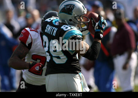 Carolina Panthers wide receiver Steve Smith in einem Pass zieht, während die Leoparden die Atlanta Falcons an der Bank von Amerika Stadium in Charlotte, North Carolina am 11. November 2007 spielen. (UPI Foto/Nell Redmond) Stockfoto